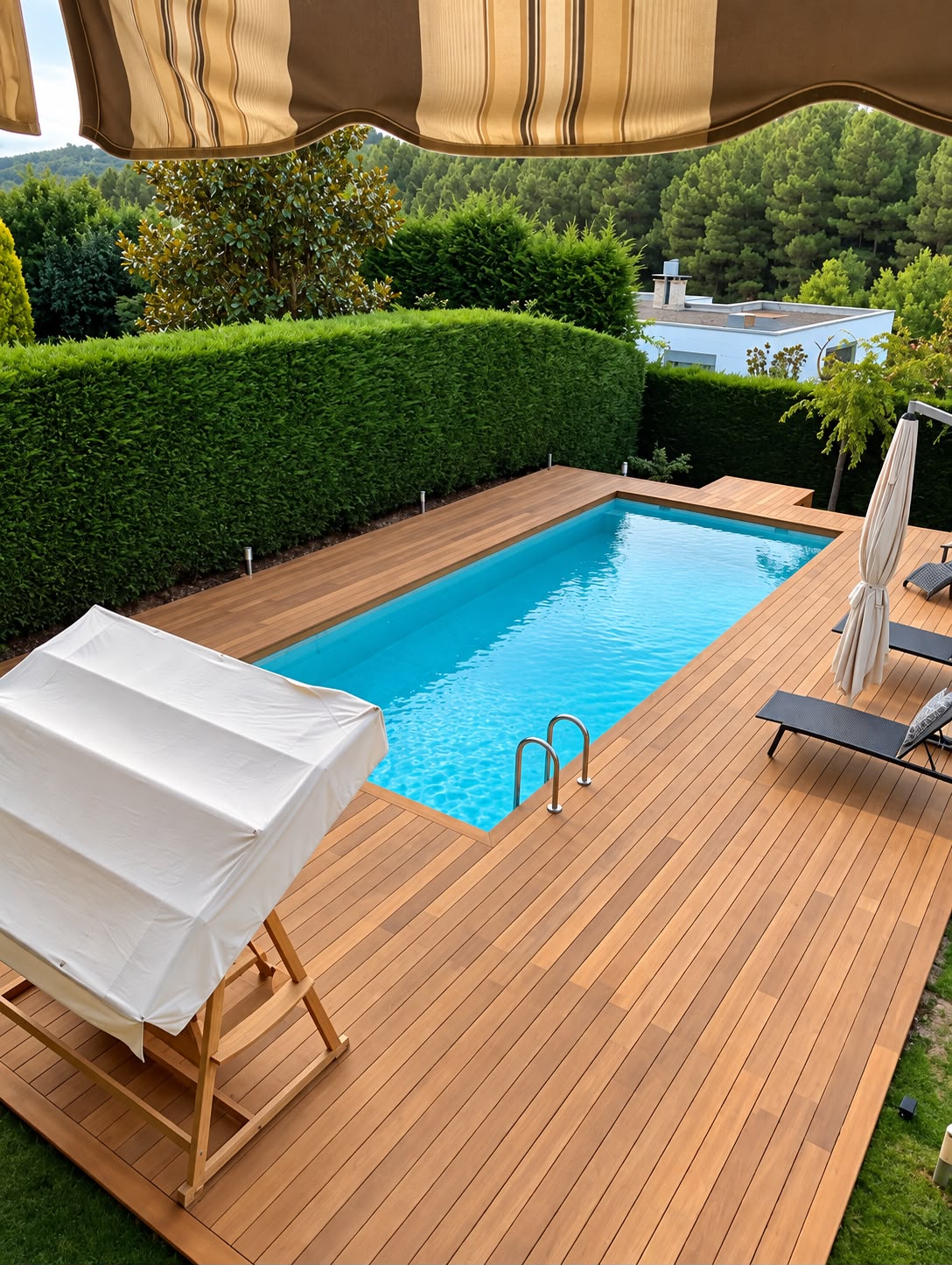 Deck kaplamalı tamamlanmış havuz
